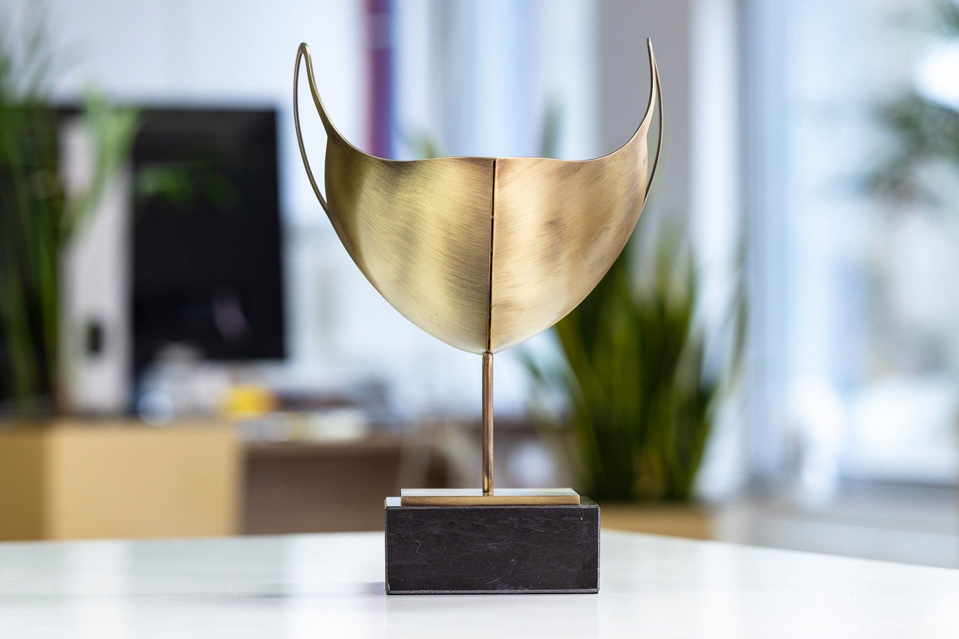 statuetka metal zlota maska glasso