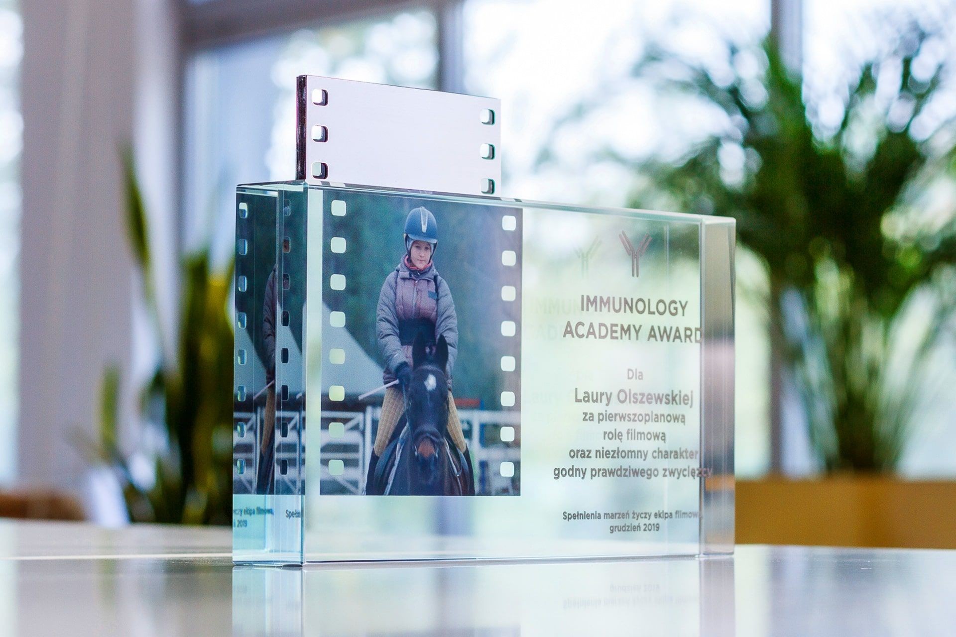 statuetka szklo Immunology Academy glasso