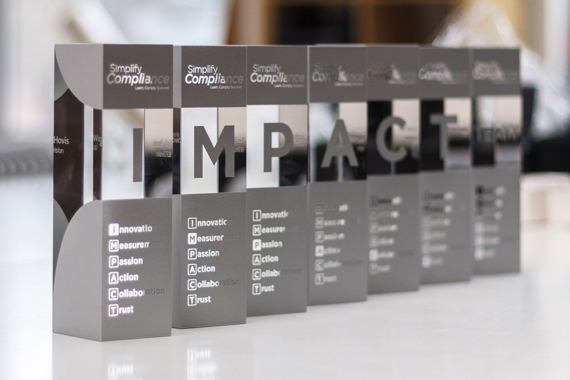 statuetka szklo impact team glasso